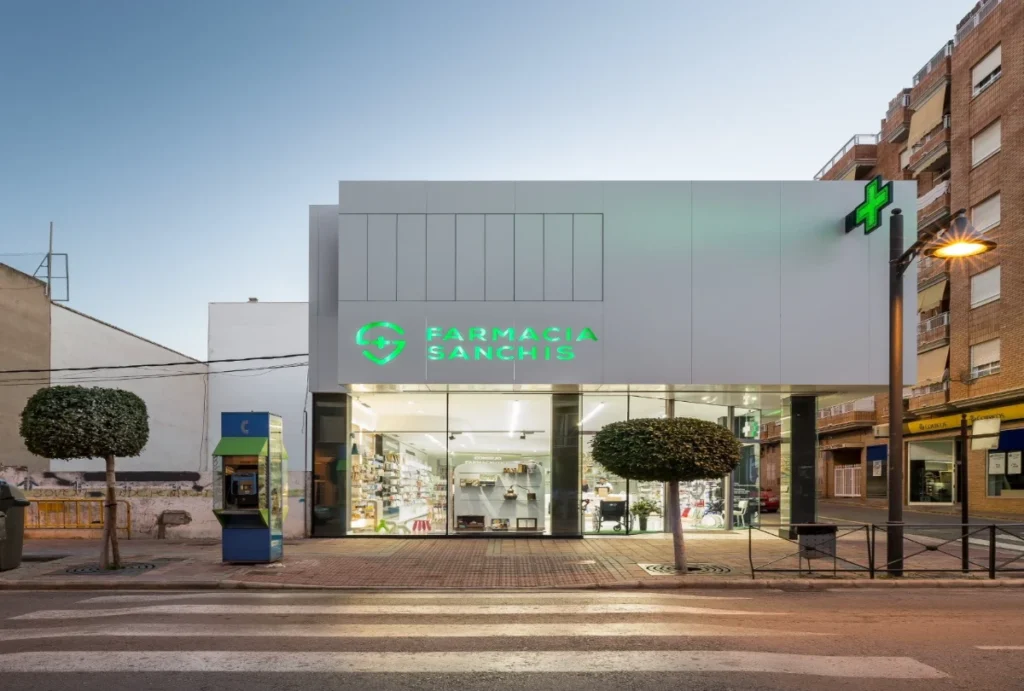 La Guida Completa alle Soluzioni di Stoccaggio per Farmacie: Dalle Scaffalature ai Sistemi Intelligenti (2026) arredamento per espositori di negozi di farmacia (1)