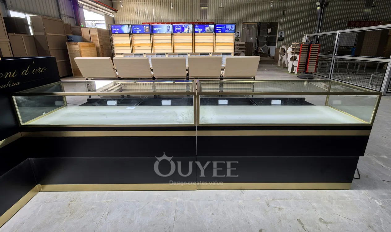 Ensemble de comptoir noir et de vitrine murale en verre avec rangement 06