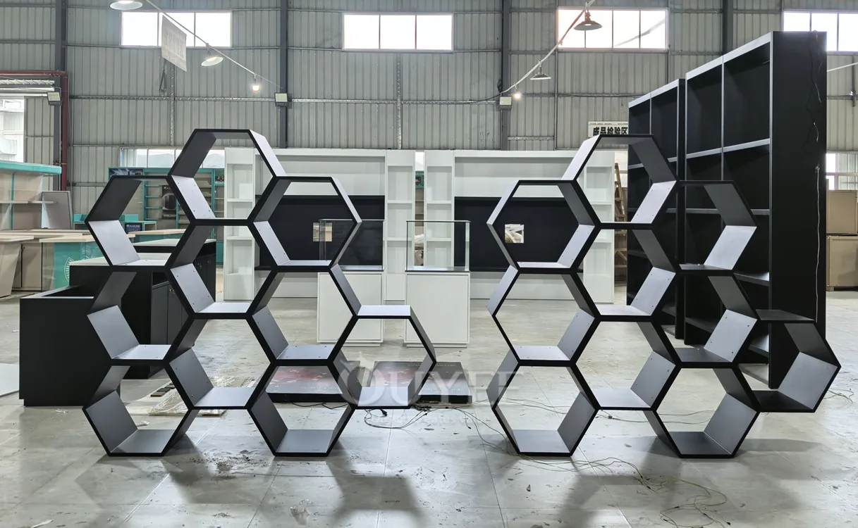 Schwarzes Hexagon-Modul-Displaysystem mit Regalböden 01