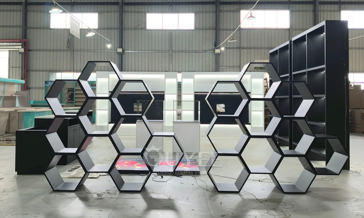 Schwarzes Hexagon-Modul-Displaysystem mit Regalböden 02