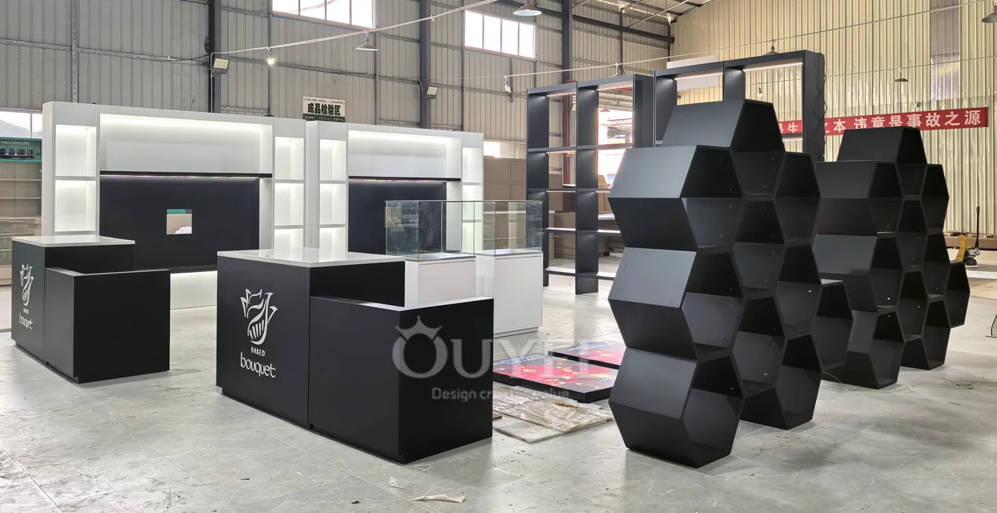 Schwarzes Hexagon-Modul-Displaysystem mit Regalböden 03