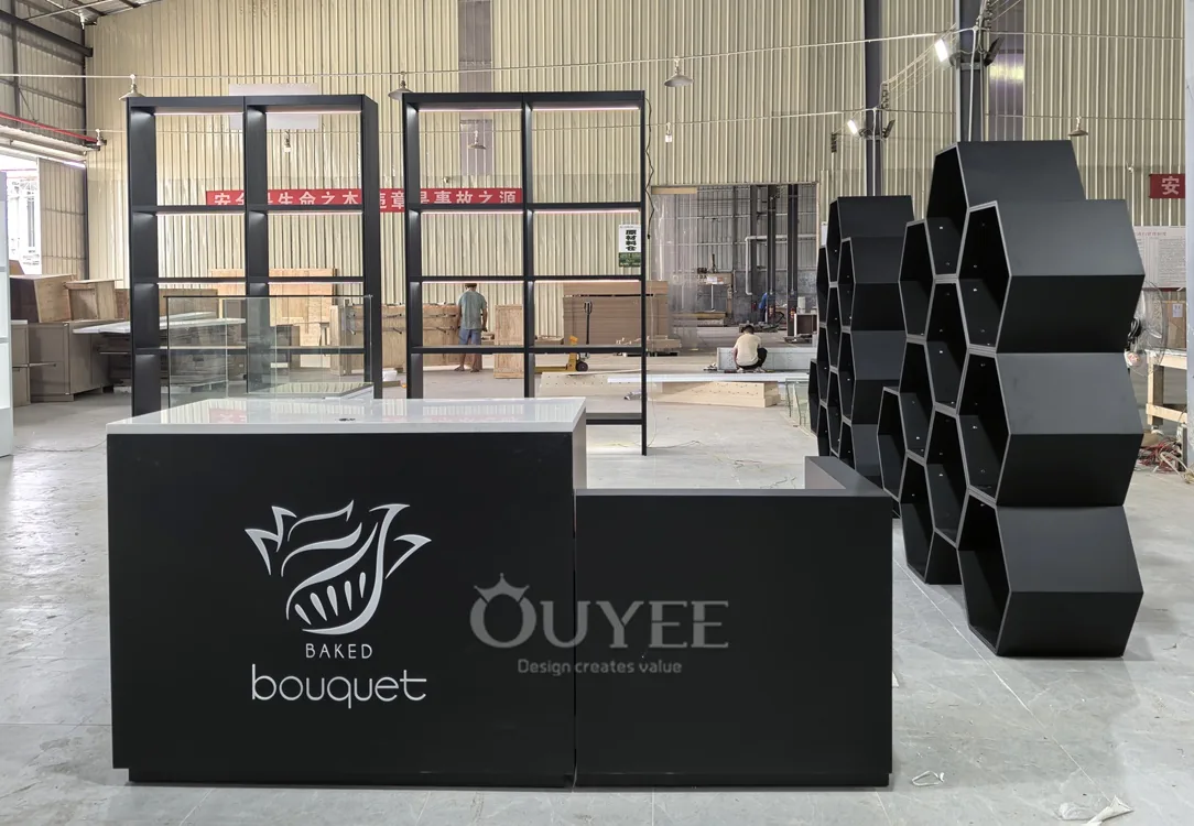 Schwarzes Hexagon-Modul-Displaysystem mit Regalböden 04