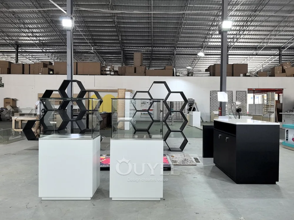 Schwarzes Hexagon-Modul-Displaysystem mit Regalböden 05