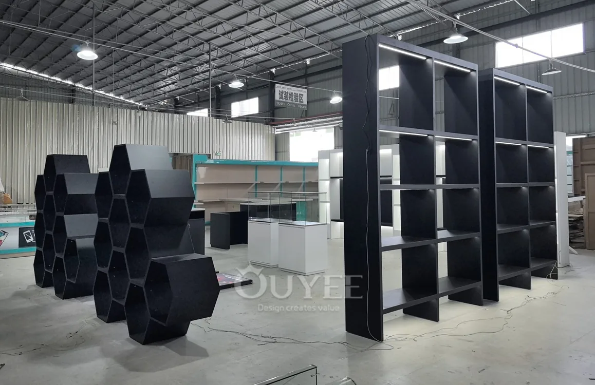 Schwarzes Hexagon-Modul-Displaysystem mit Regalböden 06