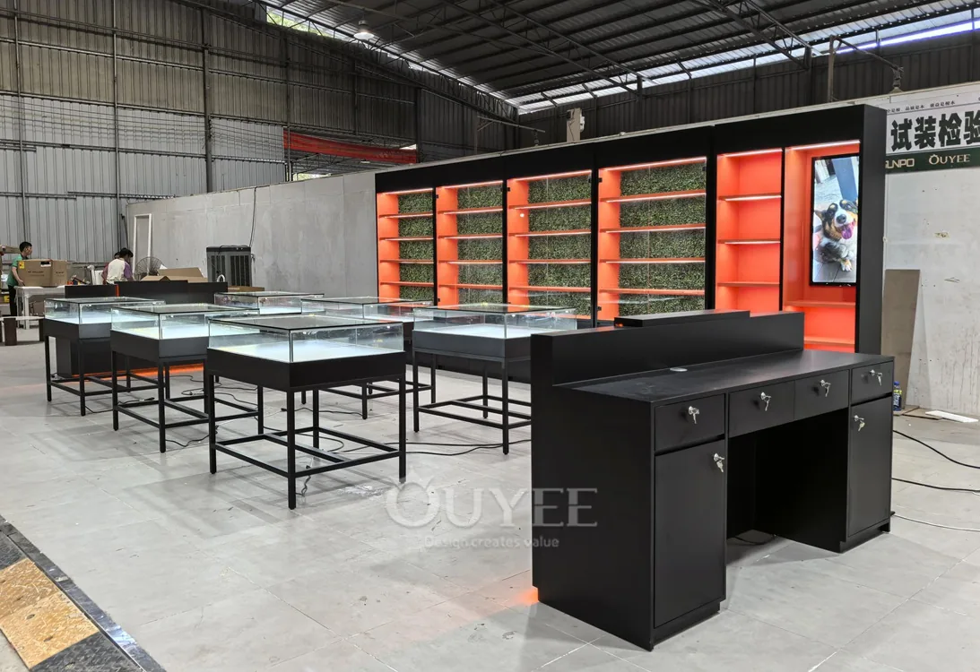 Set di vetrine da esposizione a isola in metallo nero con muro di accento arancione 02