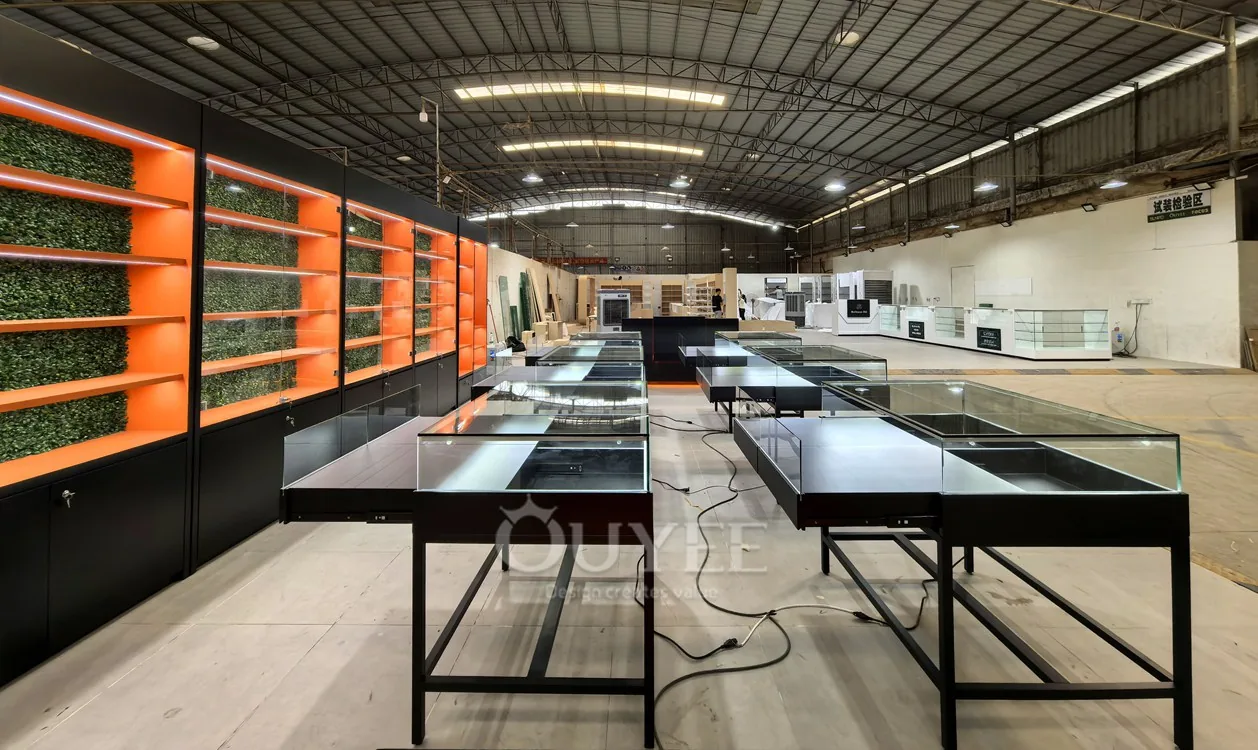 Set di vetrine da esposizione a isola in metallo nero con muro di accento arancione 04