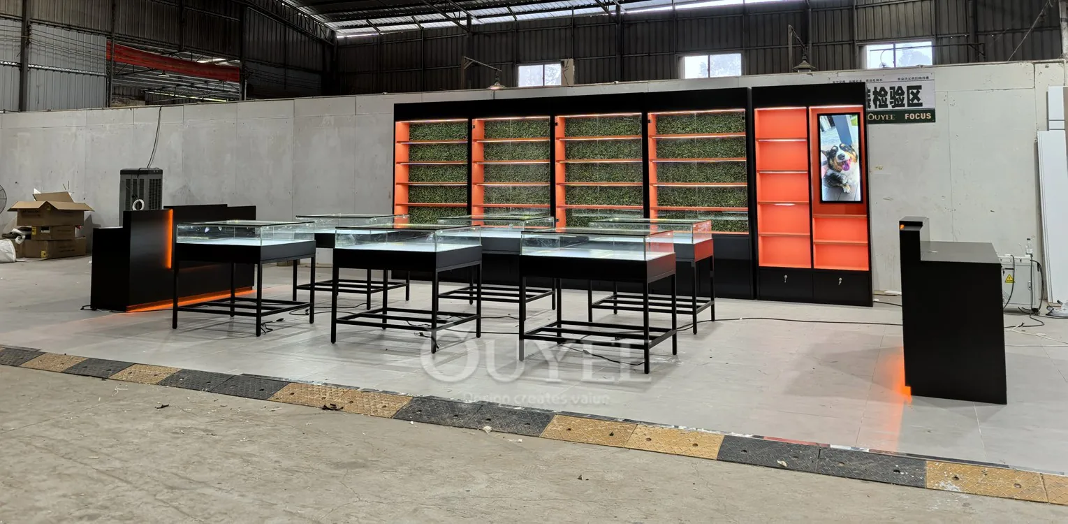 Set di vetrine da esposizione a isola in metallo nero con muro di accento arancione 05