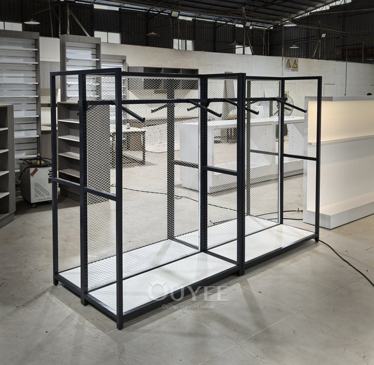 Sistema de estanterías de pared con malla metálica negra 02