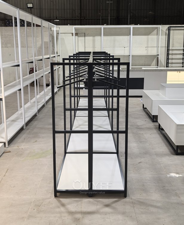 Sistema de estanterías de pared con malla metálica negra 03