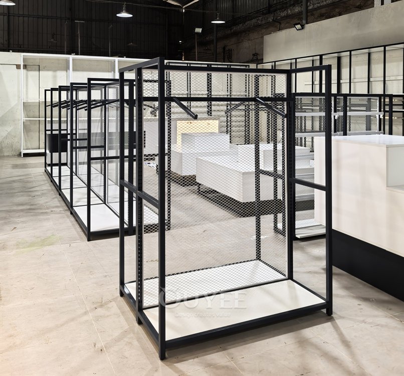 Sistema de estanterías de pared con malla metálica negra 04