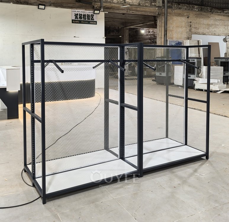 Sistema de estanterías de pared con malla metálica negra 06