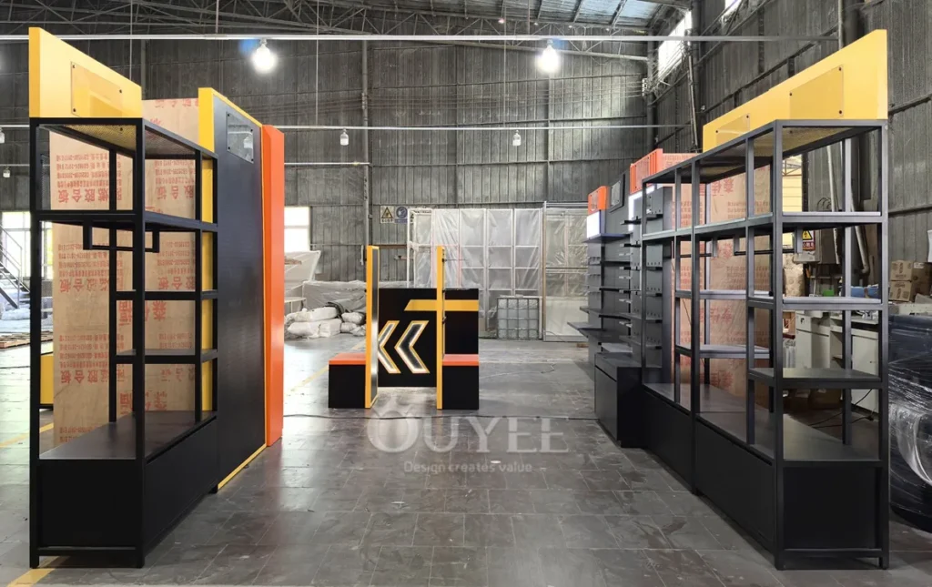 Présentoir à panneaux perforés noir et jaune 03