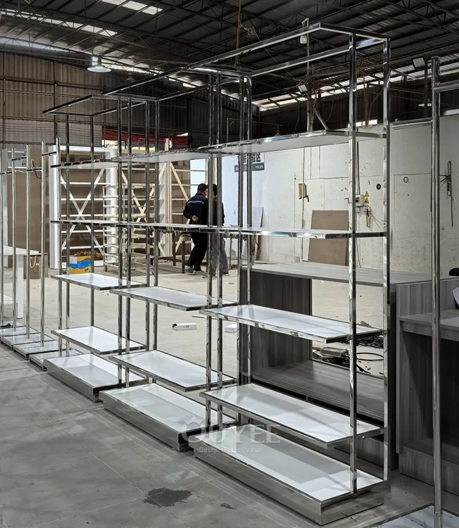 Système d'étagères modulaires en chrome 05