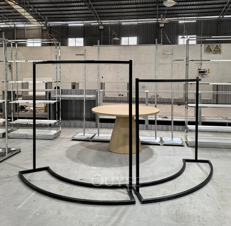 Système d'étagères modulaires en chrome 06