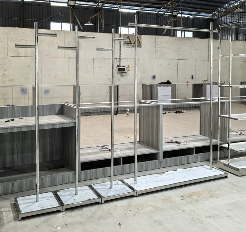 Estantería de exhibición para ropa de pared de acero cromado y madera 01