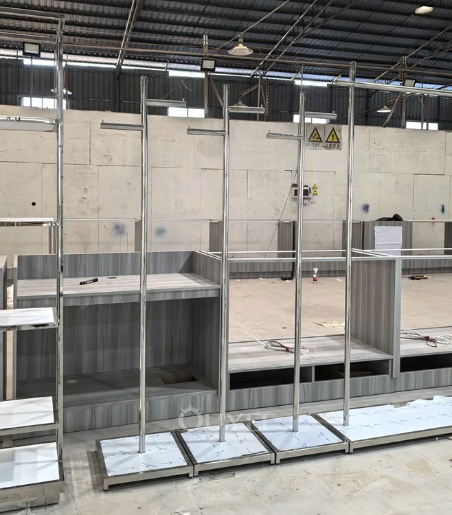 Estantería de exhibición para ropa de pared de acero cromado y madera 02