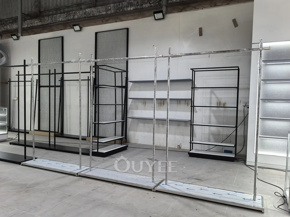 Estantería de exhibición para ropa de pared de acero cromado y madera 03