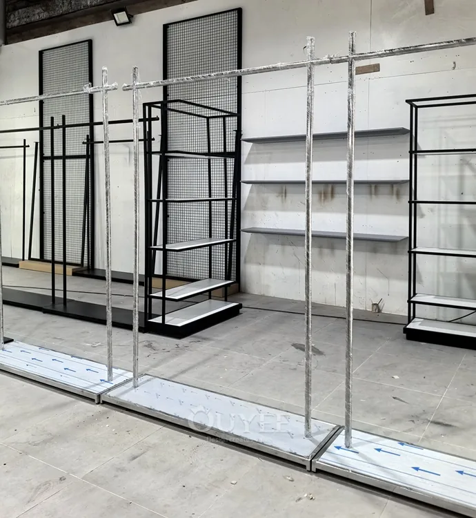 Estantería de exhibición para ropa de pared de acero cromado y madera 04