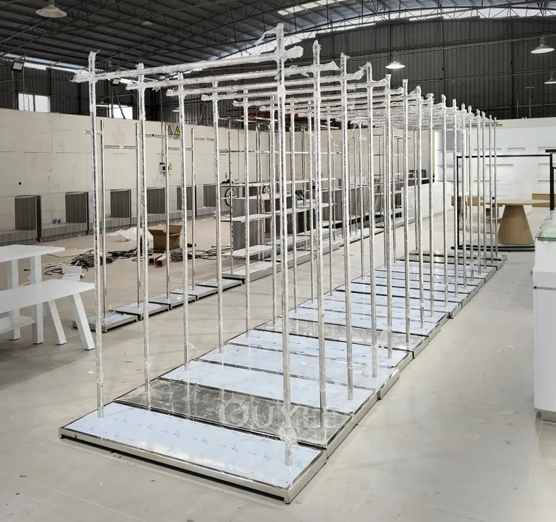 Estantería de exhibición para ropa de pared de acero cromado y madera 05