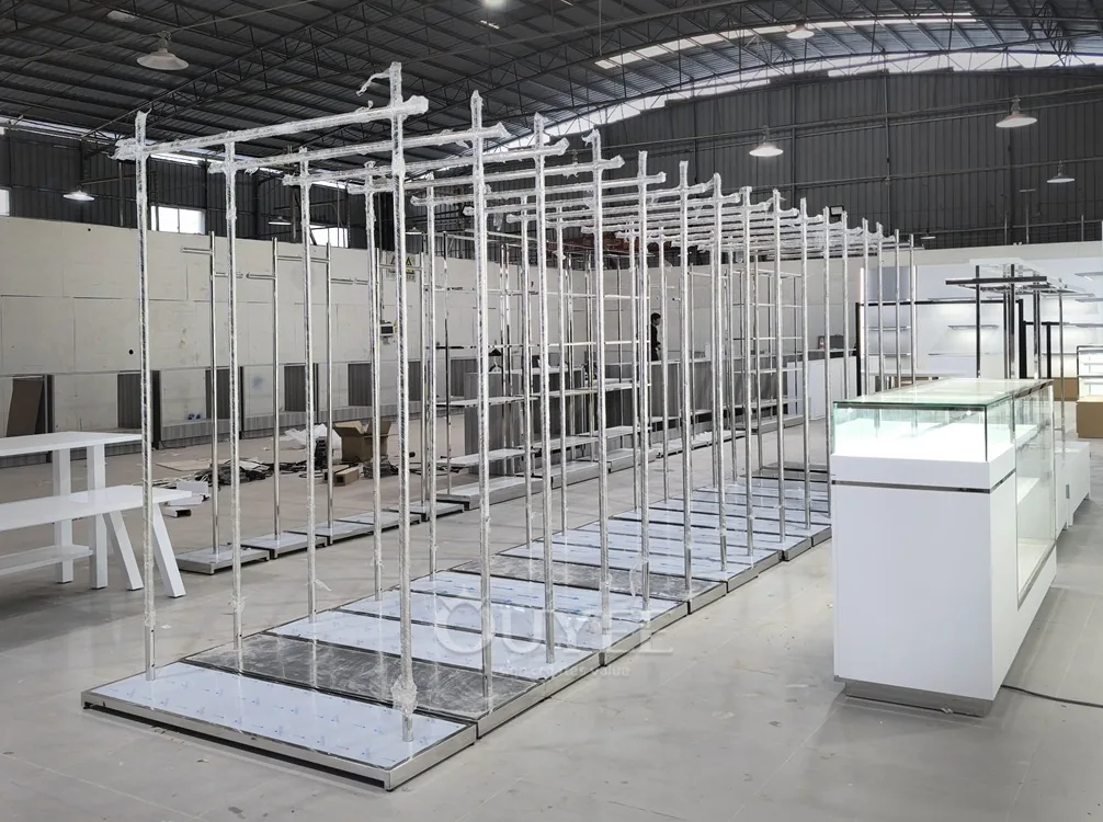 Estantería de exhibición para ropa de pared de acero cromado y madera 06