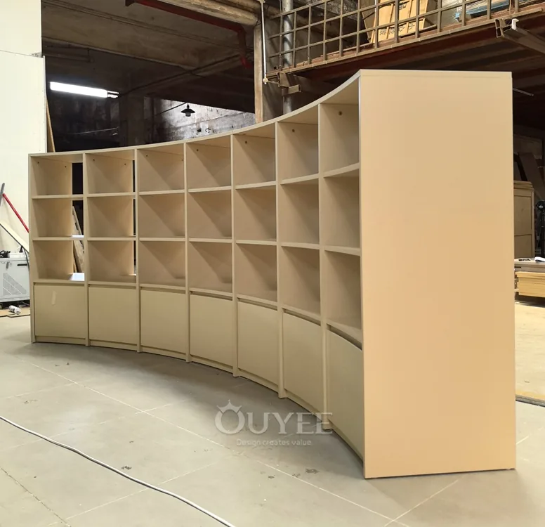 Système d'étagères ouvertes courbées beige 06