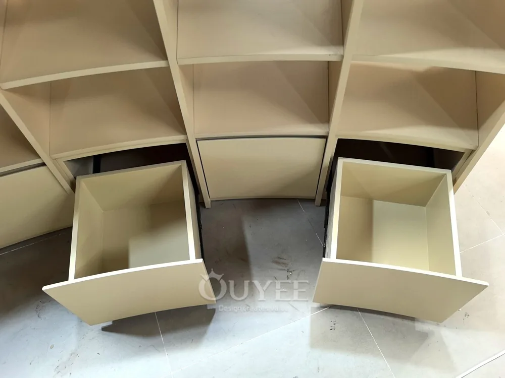 Système d'étagères ouvertes courbées beige 07