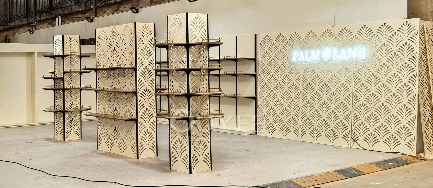 Présentoir mural décoratif en crème 06