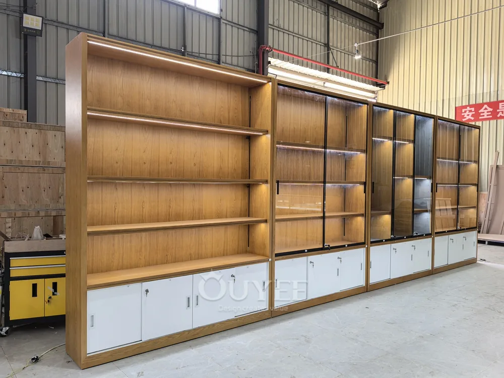 Vetrina espositiva indipendente in legno e vetro con base di stoccaggio 02