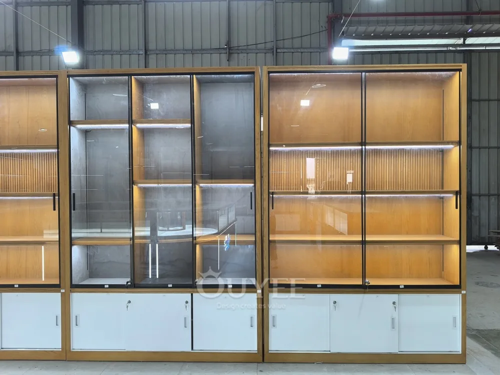 Vetrina espositiva indipendente in legno e vetro con base di stoccaggio 05