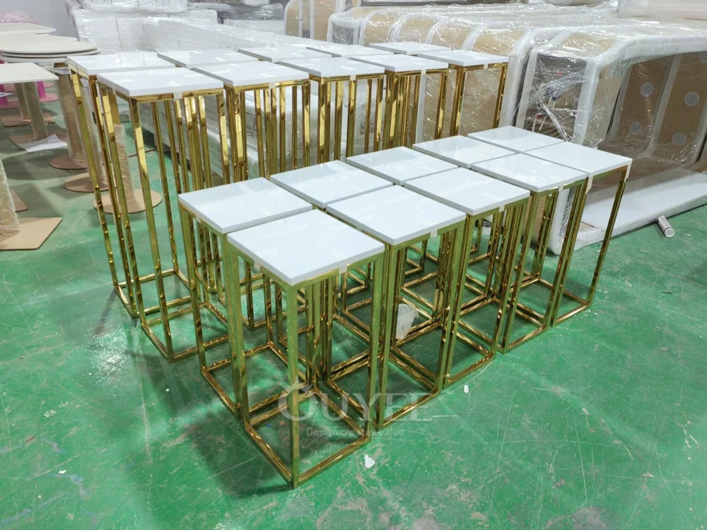 Soporte de exhibición independiente con marco dorado y bases de piedra 04