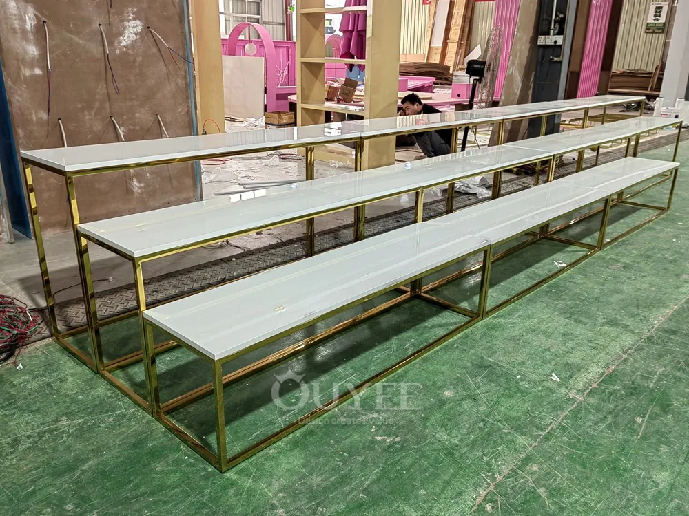 Soporte de exhibición independiente con marco dorado y bases de piedra 06