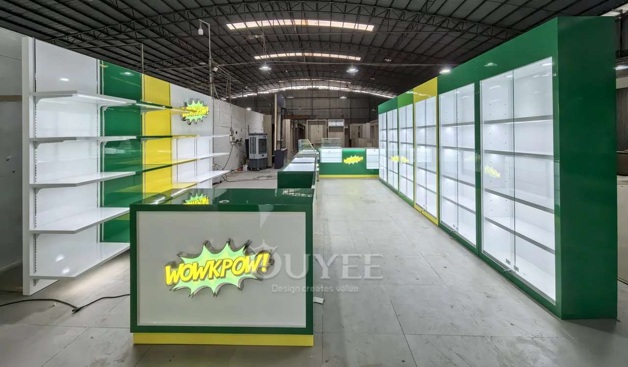 Vitrina de exhibición minorista en verde y blanco con mostrador de servicio 01