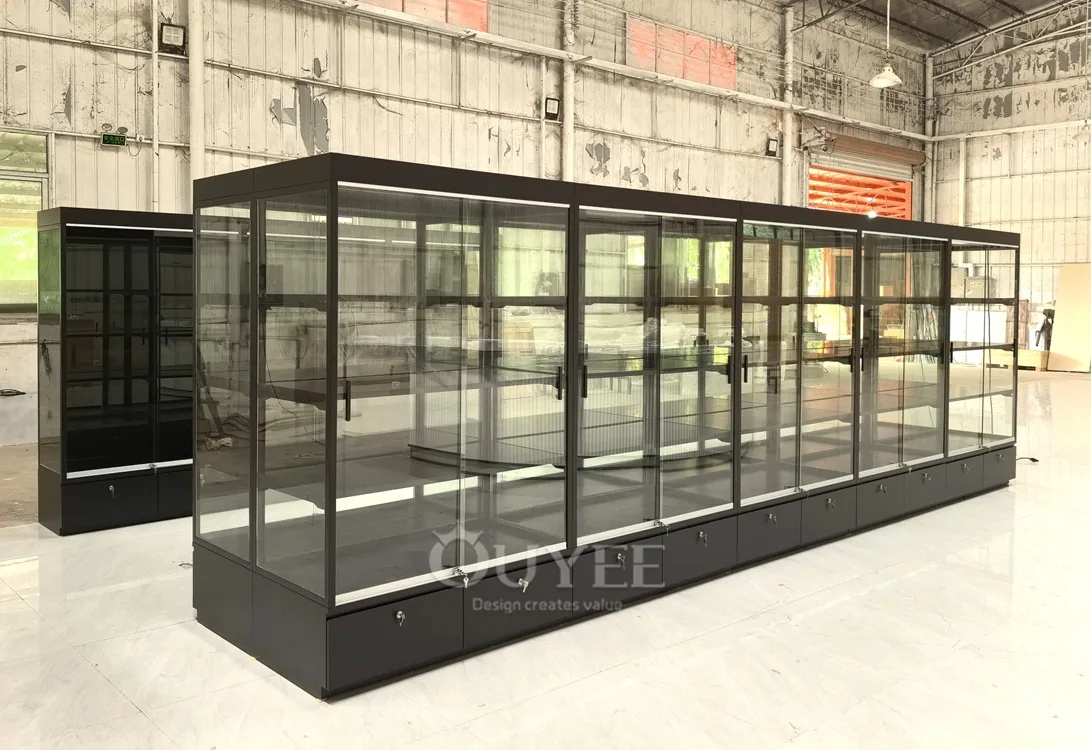 Uzun Siyah Duvar Sergileme Dolabı ve LED Raflar 01