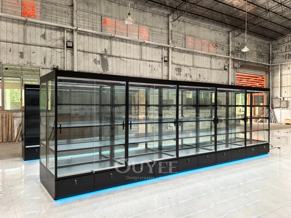 Uzun Siyah Duvar Sergileme Dolabı ve LED Raflar 02
