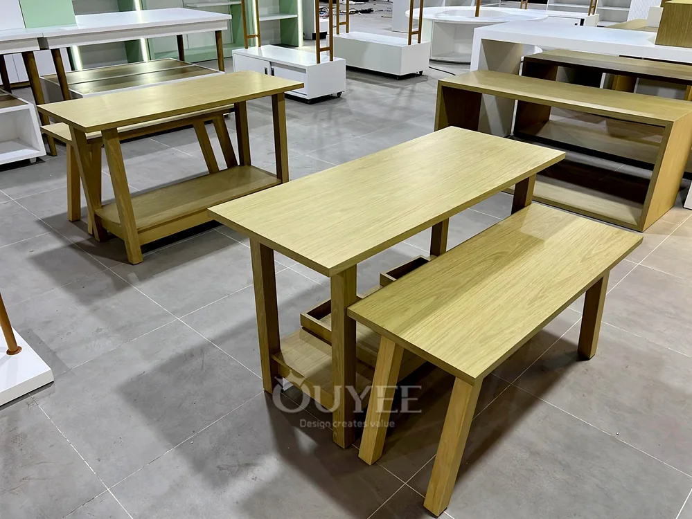 Set di tavoli espositivi retail impilabili in legno naturale 01