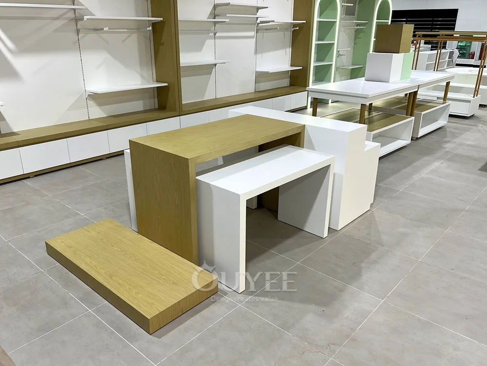 Set di tavoli espositivi retail impilabili in legno naturale 02