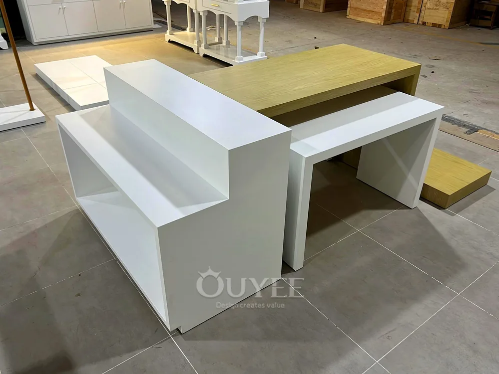 Set di tavoli espositivi retail impilabili in legno naturale 03
