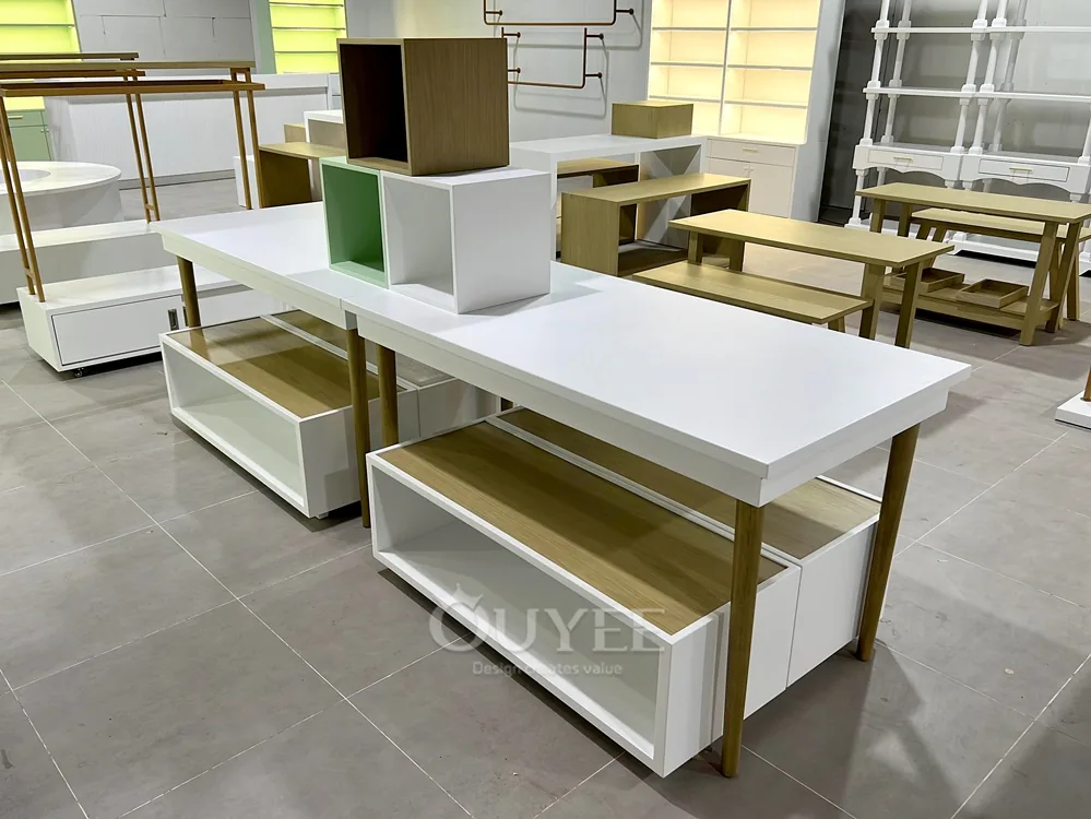 Set di tavoli espositivi retail impilabili in legno naturale 04