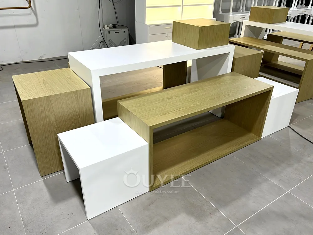 Set di tavoli espositivi retail impilabili in legno naturale 06