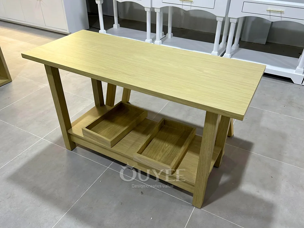 Set di tavoli espositivi retail impilabili in legno naturale 07