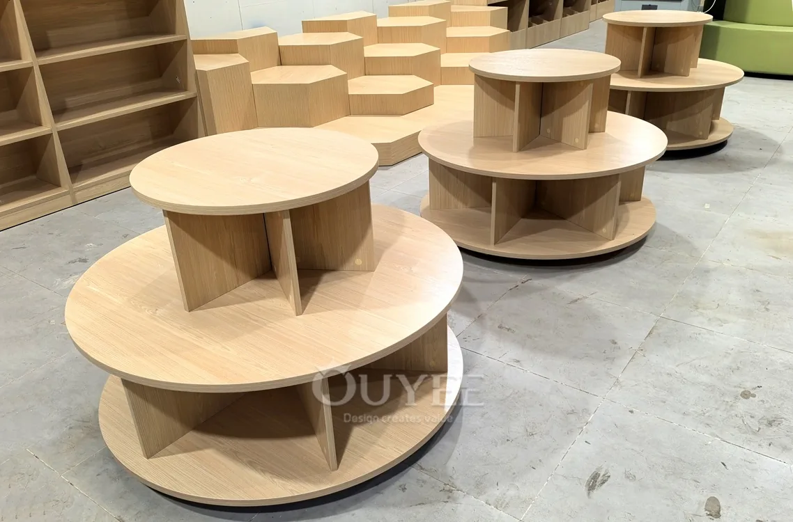 Ensemble de présentoirs tournants en bois naturel 04