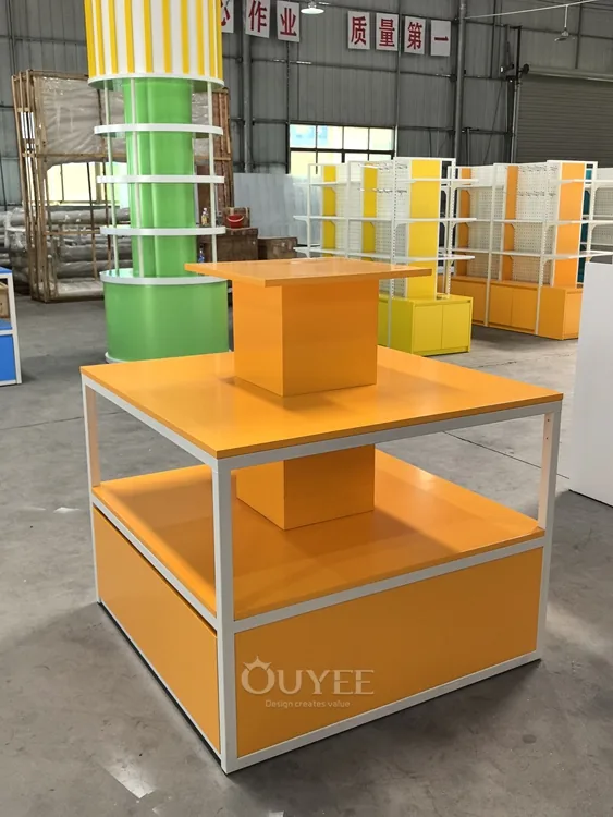 Présentoir de vente en cube orange avec colonnes lumineuses 01