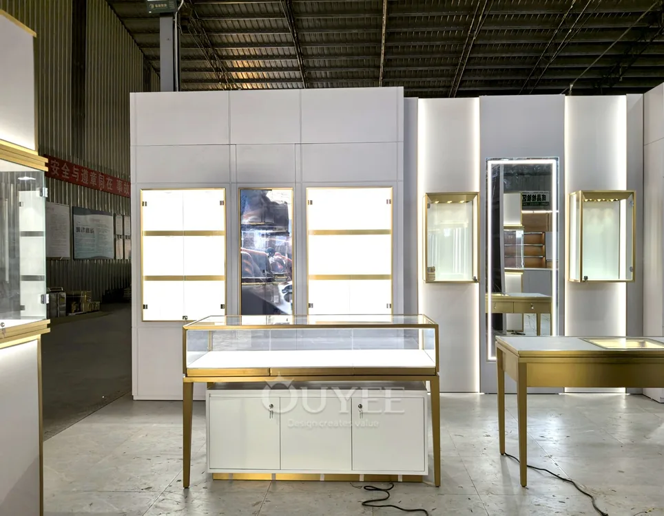 طاولة عرض زجاجية ذات قوس أبيض وخلفية مع رفوف مفتوحة 01