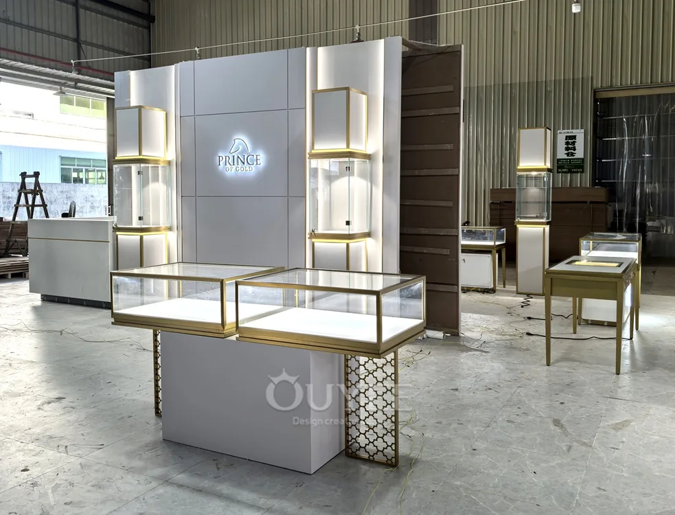 طاولة عرض زجاجية ذات قوس أبيض وخلفية مع رفوف مفتوحة 02