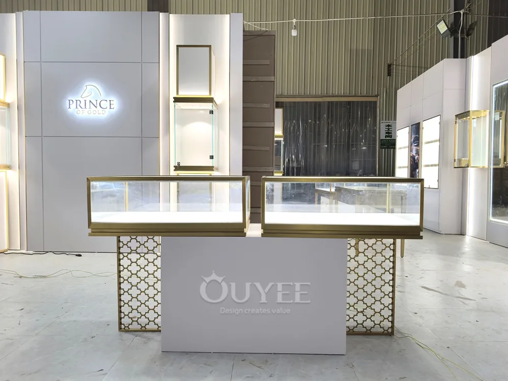 طاولة عرض زجاجية ذات قوس أبيض وخلفية مع رفوف مفتوحة 03