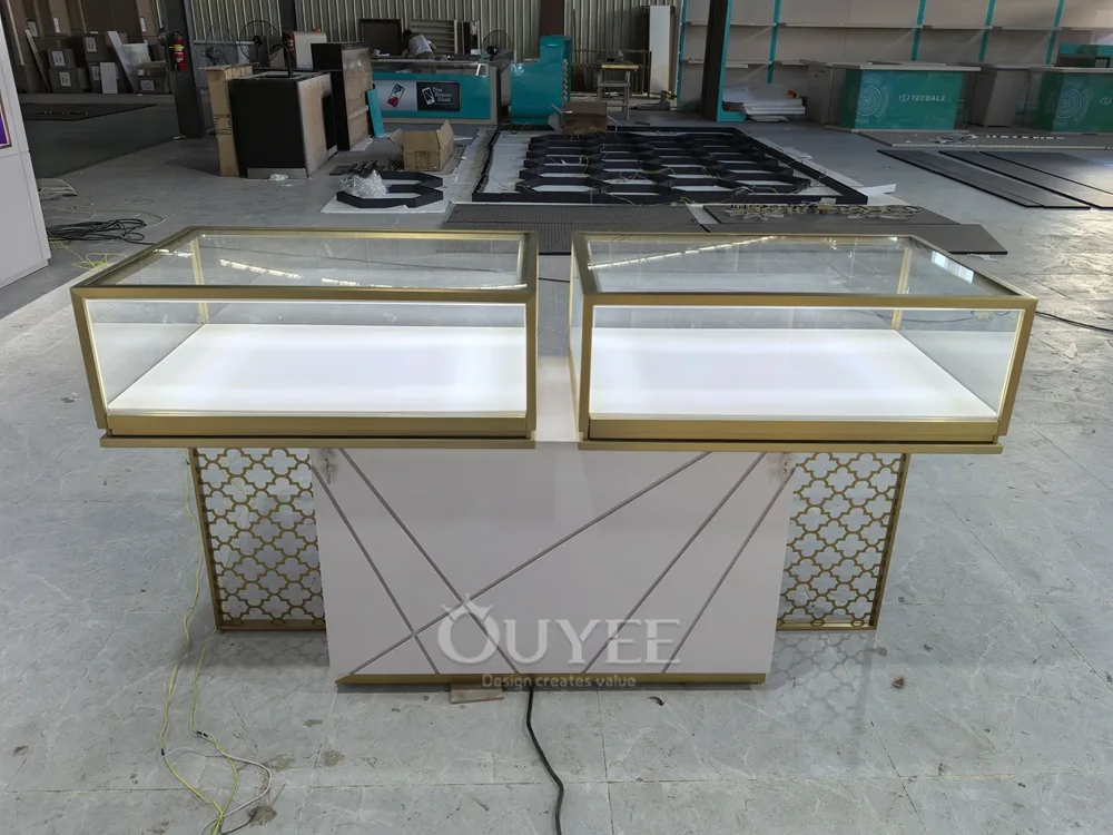 طاولة عرض زجاجية ذات قوس أبيض وخلفية مع رفوف مفتوحة 04