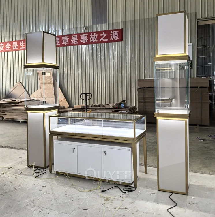 طاولة عرض زجاجية ذات قوس أبيض وخلفية مع رفوف مفتوحة 05