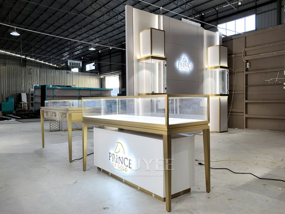 طاولة عرض زجاجية ذات قوس أبيض وخلفية مع رفوف مفتوحة 06