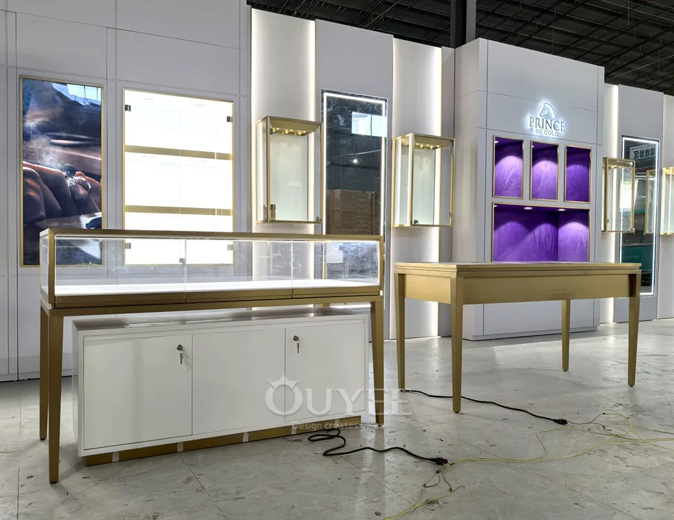 طاولة عرض زجاجية ذات قوس أبيض وخلفية مع رفوف مفتوحة 07