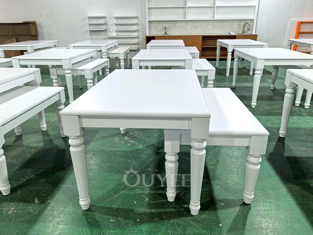 Mesa de exhibición clásica blanca con patas torneadas 02